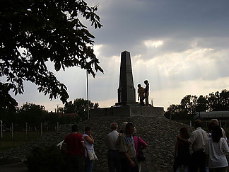Fájlnév=Emlekoszlop_a_kivegzesek_helyen_Aradon.JPG
Fájlméret=83KiB
Méretek=800x600
Hozzáadás dátuma=2012 Október 6. Emlekoszlop_a_kivegzesek_helyen_Aradon.JPG