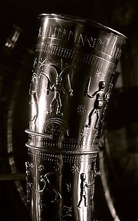 Fájlnév=Inscription_on_Golden_horn_of_Gallehus.jpg
Fájlméret=162KiB
Méretek=640x1027
Hozzáadás dátuma=2015 Augusztus 13. Inscription_on_Golden_horn_of_Gallehus.jpg