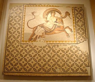 Fájlnév=Europa_velificans2C__her_fluttering_tunic_____in_the_breeze__28mosaic2C_Beirut_National_Museum29.jpg
Fájlméret=65KiB
Méretek=486x419
Hozzáadás dátuma=2011 Augusztus 17. Europa_velificans2C__her_fluttering_tunic_____in_the_breeze__28mosaic2C_Beirut_National_Museum29.jpg
